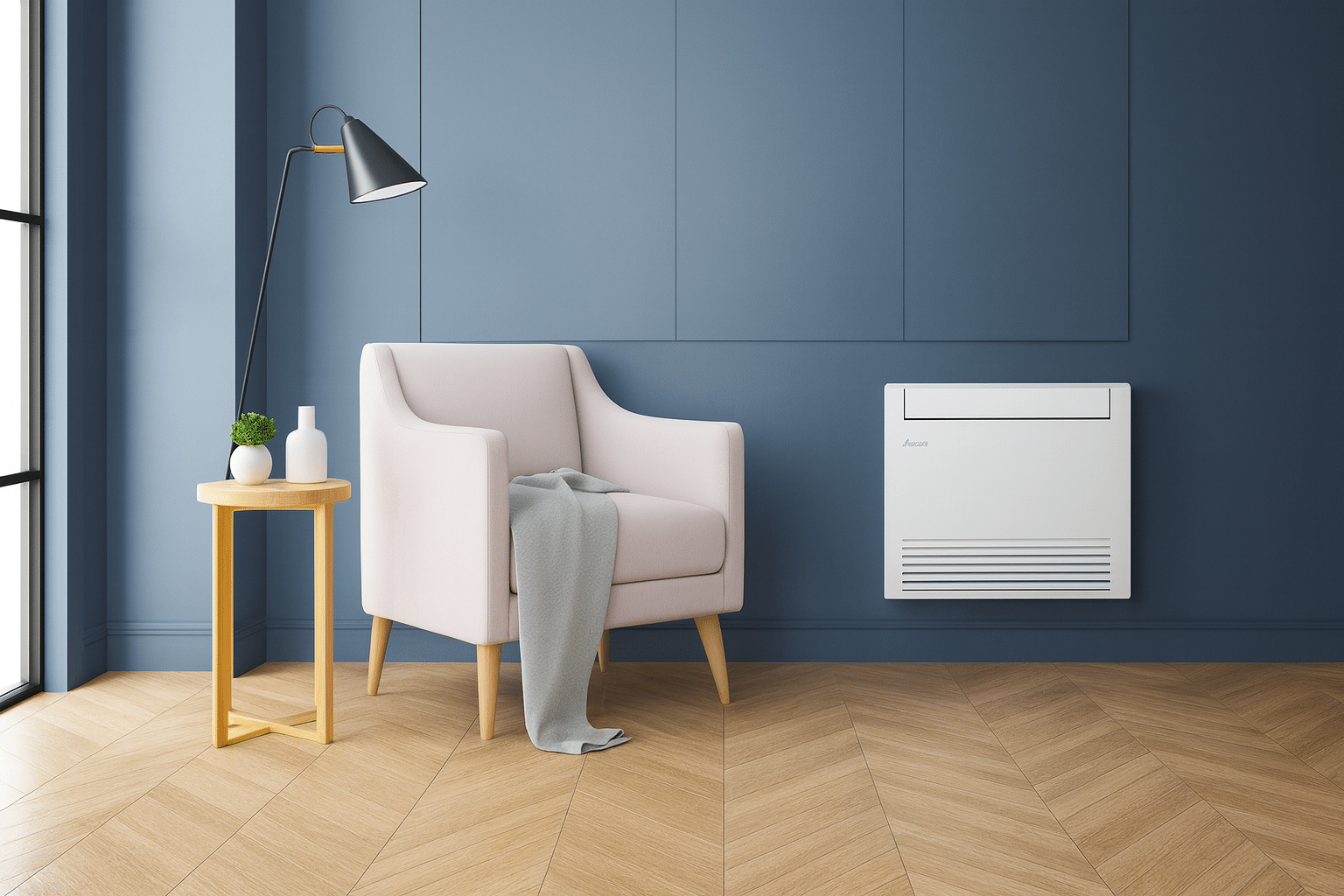 Fauteuil rose pâle et lampe noire près d'une unité de climatisation murale 'facaia' sur mur bleu marine et parquet clair.