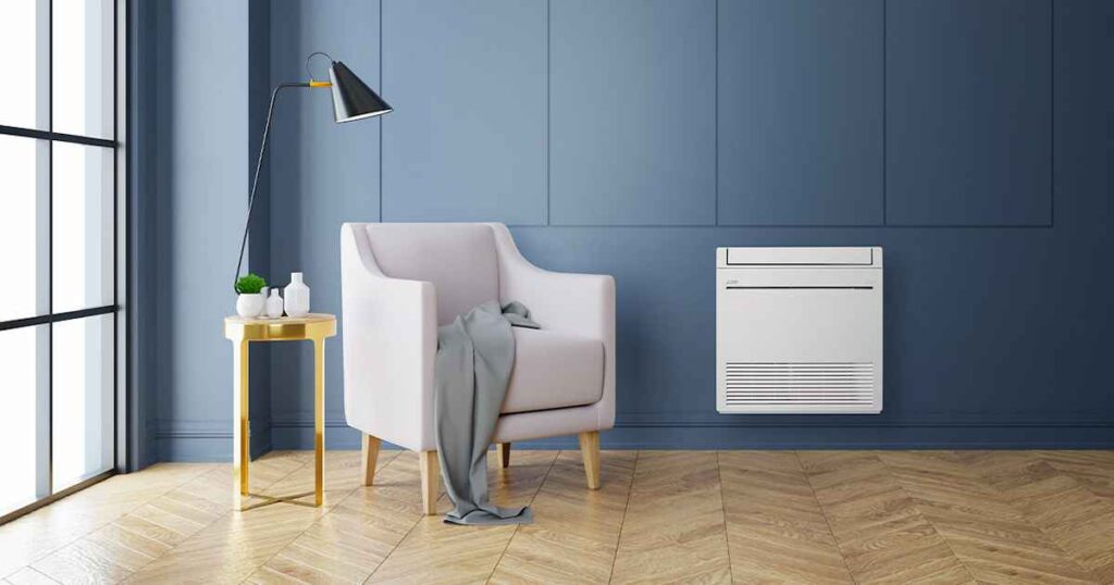 Un fauteuil blanc à côté d'une table d'appoint dorée et d'un radiateur blanc au sol sur fond bleu.